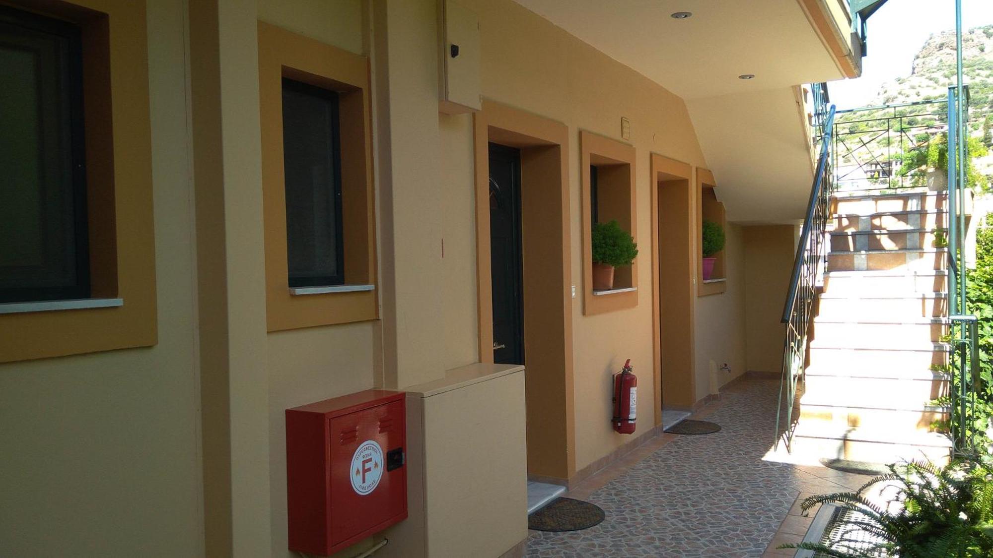 Nikolitsa Apartments Glyfada  Buitenkant foto